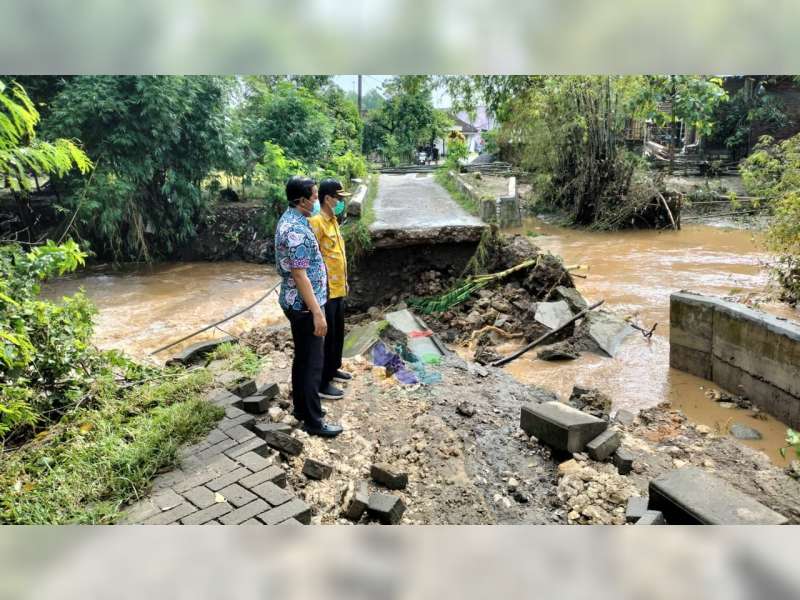 Diterjang Banjir Tembok Jembatan Di Desa Jatiblimbing Dander