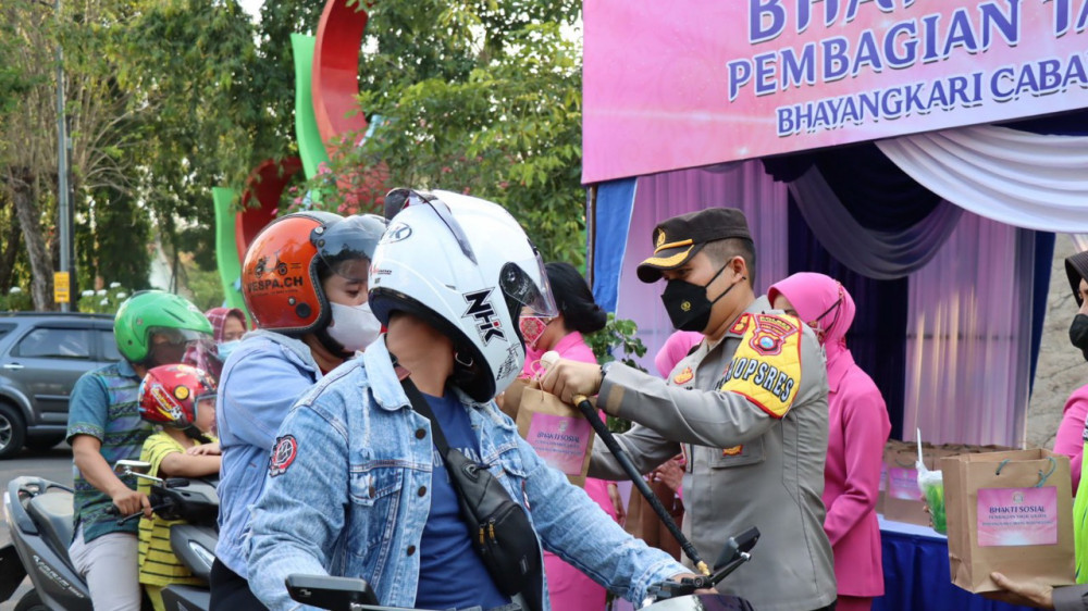 Kapolres Dan Ketua Bhayangkari Cabang Bojonegoro Bagikan Takjil Gratis