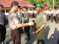 Jalin Kebersamaan TNI dan Polri,  Kapolres Memberi Hadiah Ulang Tahun Anggota TNI dan Sub Denpom