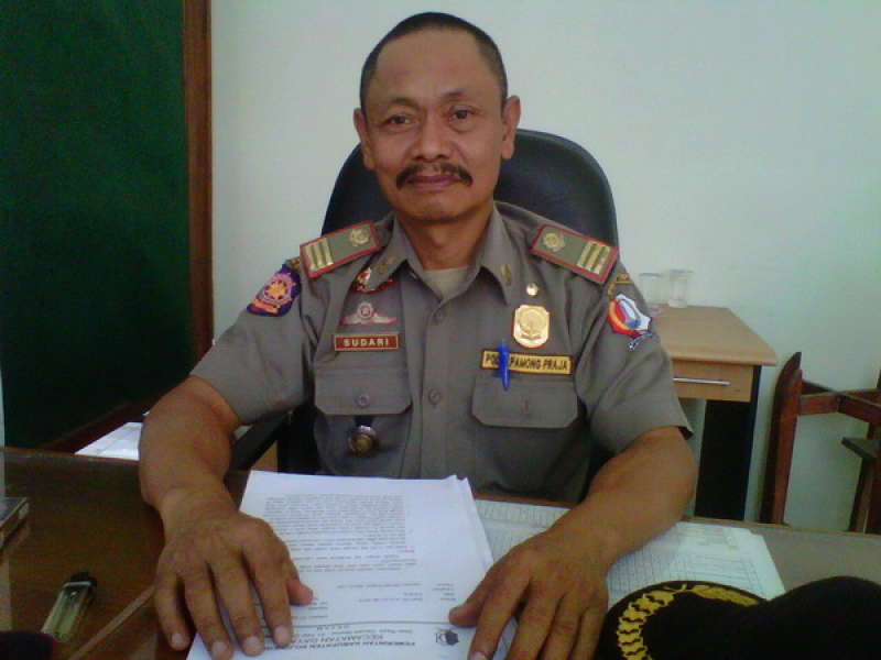 Satuan Polisi Pamong Praja Tertibkan Penjual Bendera Musiman