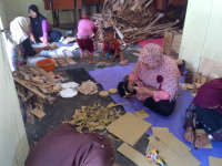 Pelepah Pisang : Dari Barang Kurang Berharga Menjadi Barang Berharga