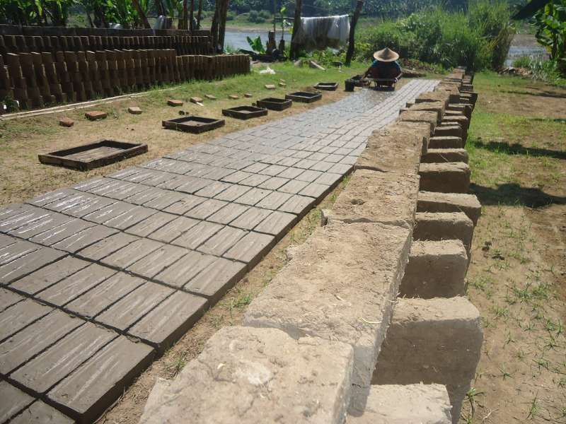 Perajin Keluhkan Turunnya Harga Jual Batu Bata Merah 