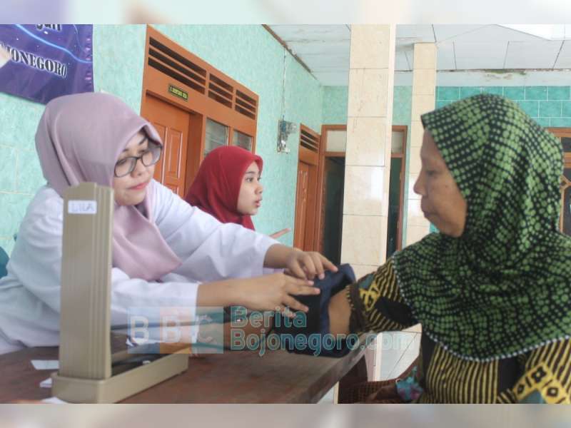 Mahasiswa Unair Adakan Pengobatan Gratis di Mulyoagung 