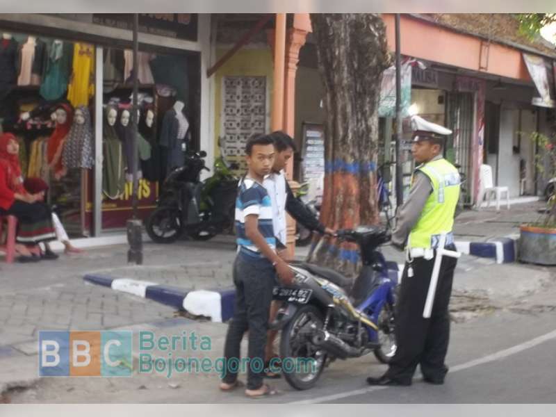 Gerak Jalan, Polisi Tertibkan Pengendara Melanggar