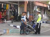 Gerak Jalan, Polisi Tertibkan Pengendara Melanggar
