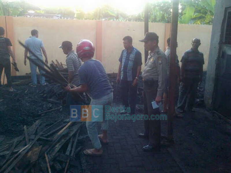 Bakar Sampah Sembarangan, UPT Kayu Disperindag Terbakar
