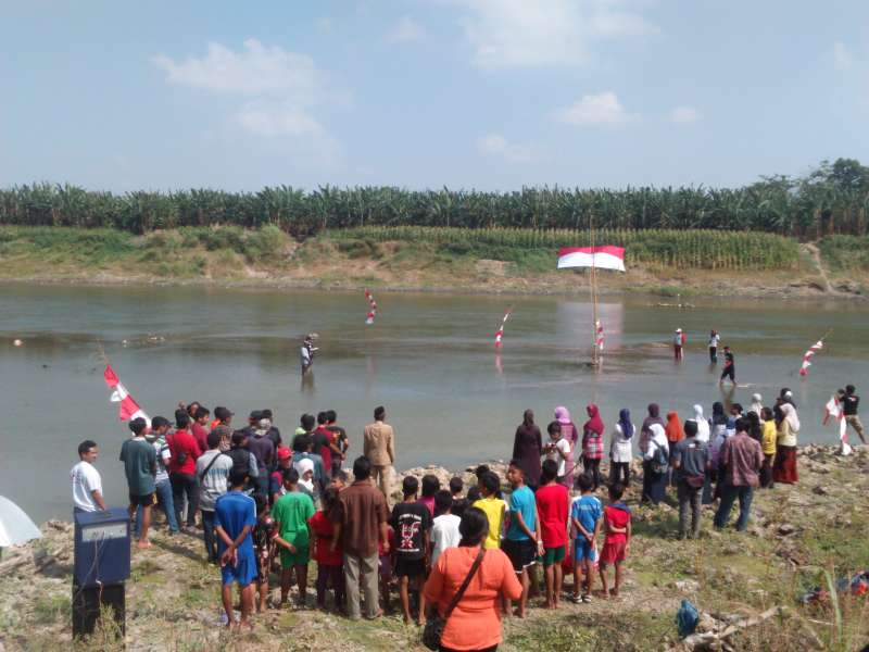Merah Putih Berkibar di  Bengawan Solo