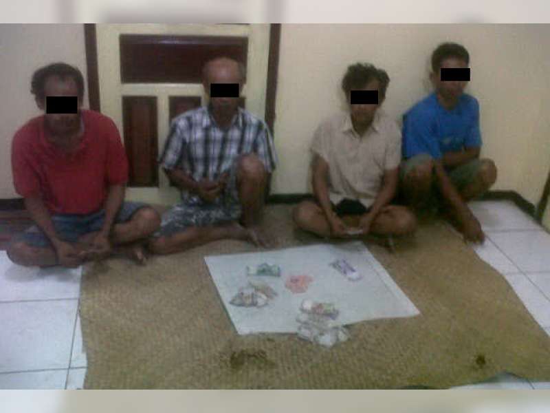 Main Judi di Warung, Empat Tersangka Diciduk 