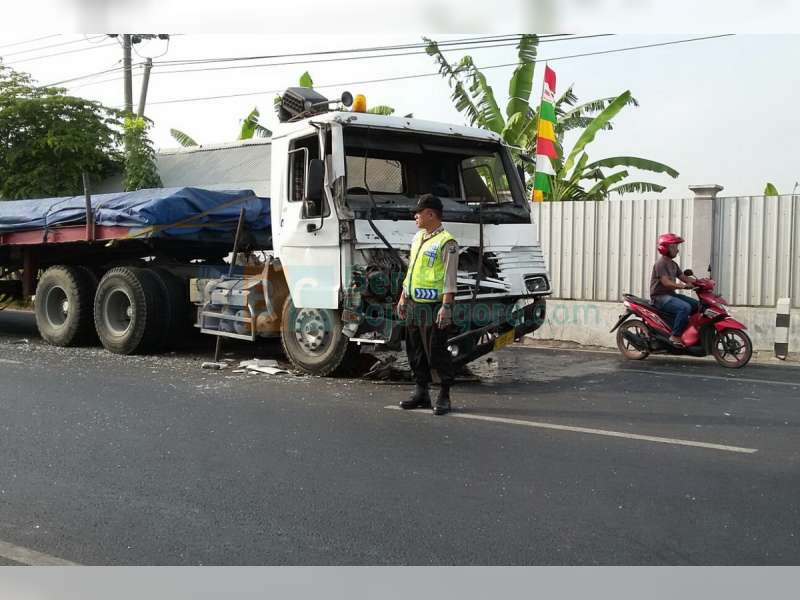 Truk Tronton Tabrakan, Akibatkan Kemacetan 