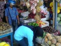 Pedagang di Pasar Banjarejo Kurangi Stok Buah Impor 
