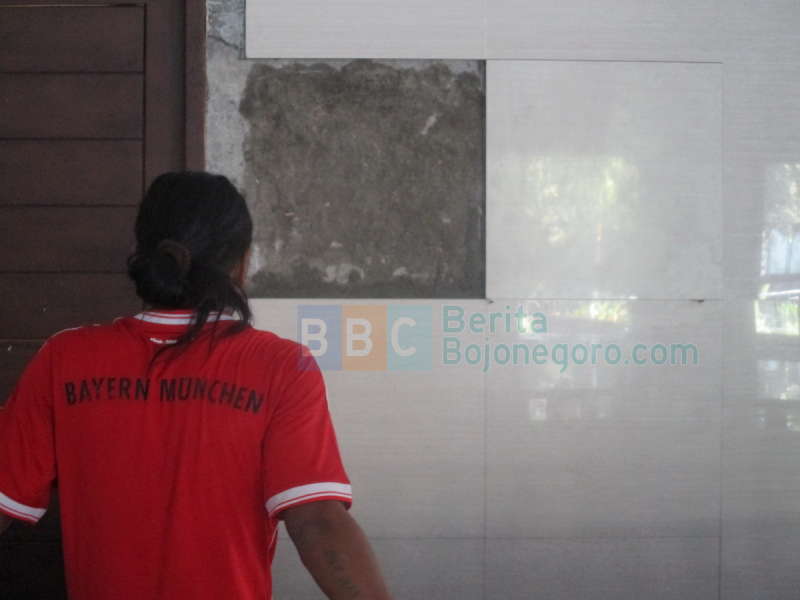 Belum Genap Setahun, Dinding Masjid Sudah Lepas