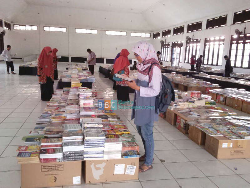 Bazar Buku Murah di Islamic Center