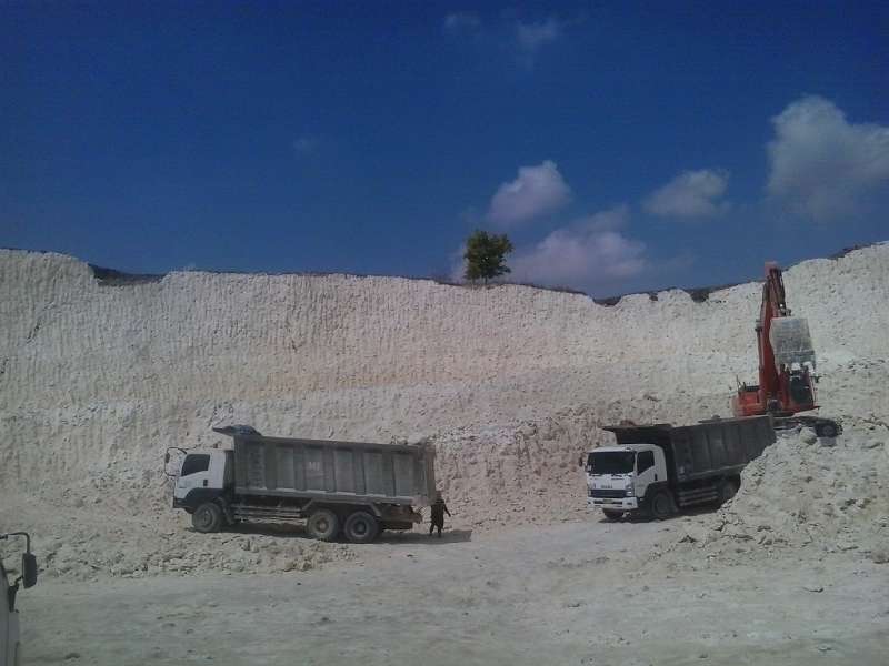Tambang Batu Kapur Masif, Bukit Dikeruk Jadi Jurang 