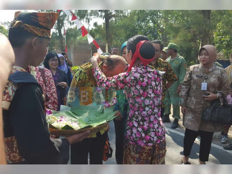 Tim Juri Lomba Perpustakaan Disambut Tarian Khas Samin 