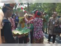 Tim Juri Lomba Perpustakaan Disambut Tarian Khas Samin 