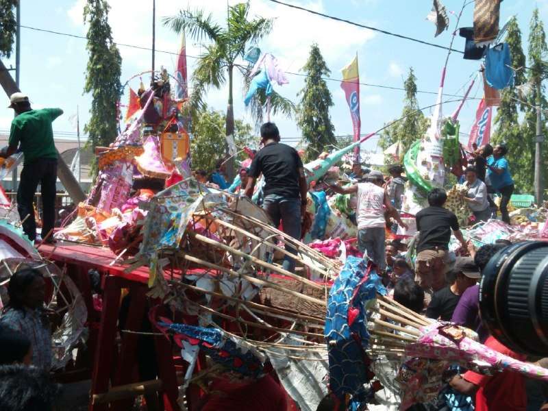 Warga Berebut Gulungan Pagoda Klenteng 