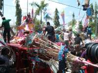 Warga Berebut Gulungan Pagoda Klenteng 
