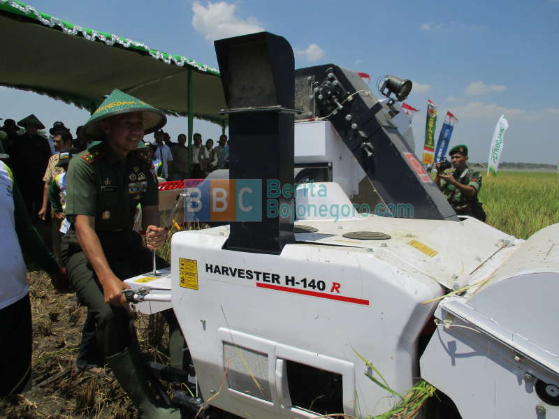 Asyiik, Pangdam V/Brawijaya Jajal Mobil Panen