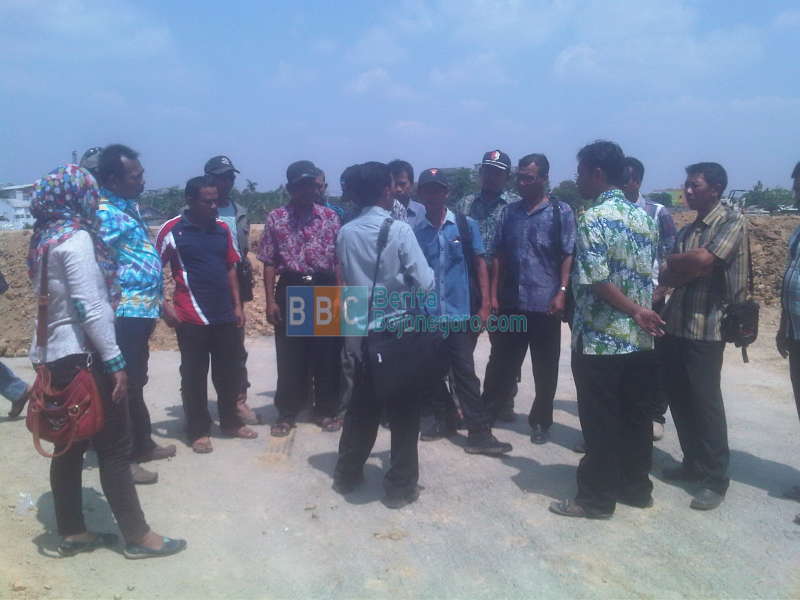 Kawal Pembangunan Pasar Ngampel, Pemdes Siagakan Linmas 