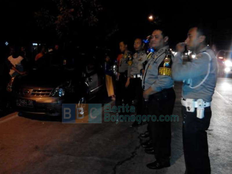 Tabrak Becak Hias Lalu Larikan Diri