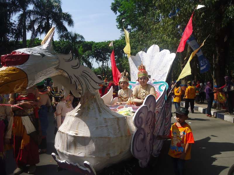 Tukang Becak Dapat Berkah dari Pawai Budaya 