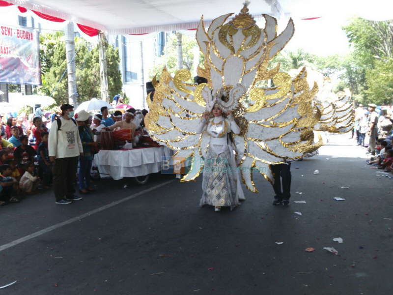 Kostum dan Perlengkapan Pawai Buatan Siswa Sendiri
