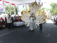 Kostum dan Perlengkapan Pawai Buatan Siswa Sendiri