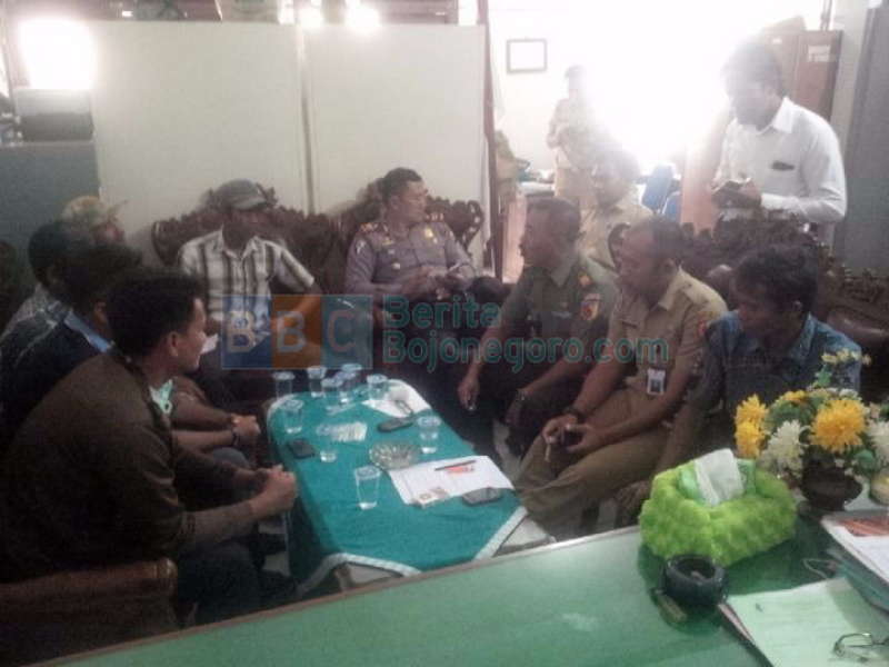 Warga Bogangin Protes Kebijakan Kades