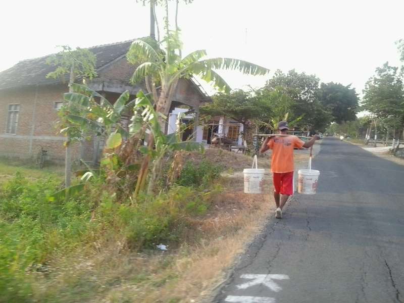 Kekeringan, Warga Tlogoagung Berjualan Air Keliling 