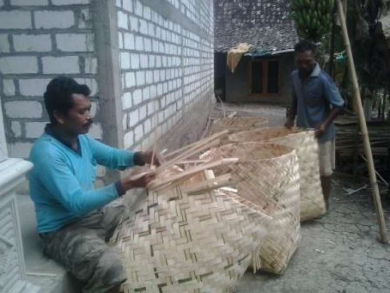 Penjualan Terus Merosot, Pengrajin Besek Resah