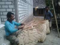 Penjualan Terus Merosot, Pengrajin Besek Resah