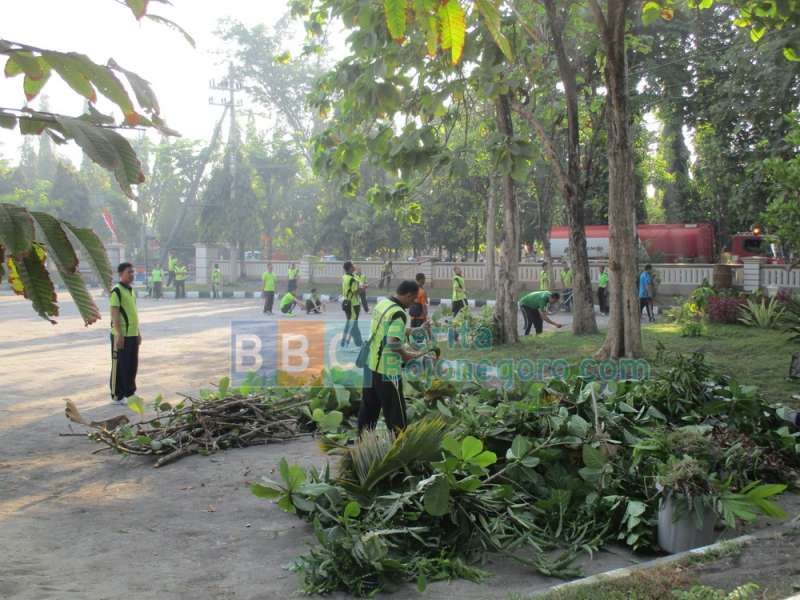 Anggota Satlantas Kerja Bakti di Masjid Baabus Shofa 