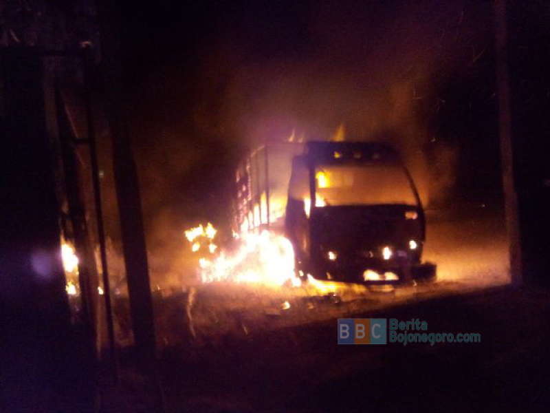 Sebuah Truk Pengangkut Arang Ludes Terbakar