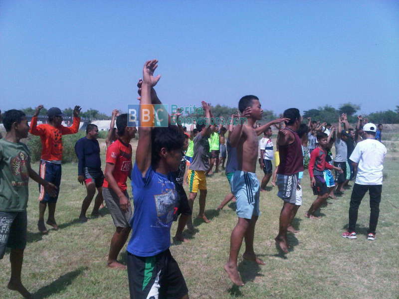 Lomba Renang Meriahkan Festival Bengawan