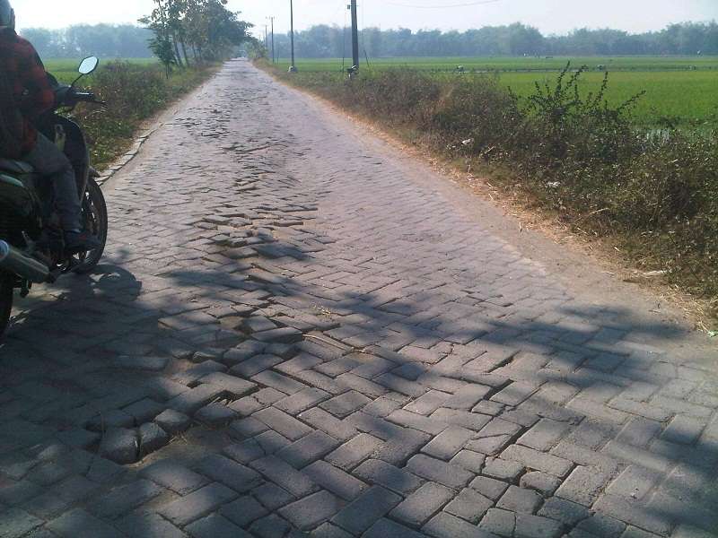 Paving Lepas Masuk Pedal Rem, Suami Istri Tersungkur 