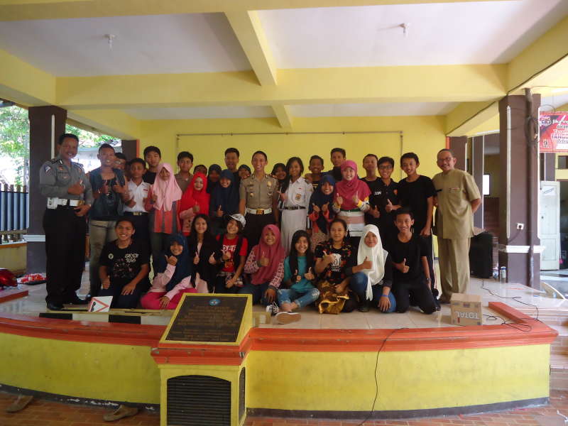 SMPN 1 Gondol Piala Juara 1 di Polda Jatim