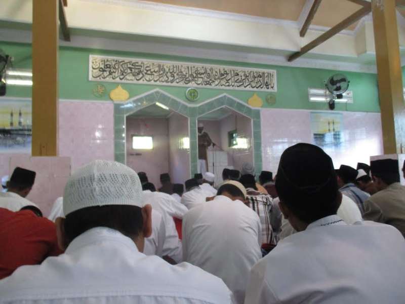 KH Fuad Sahal Imami Salat Ied di Ponpes Attanwir 