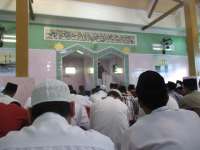 KH Fuad Sahal Imami Salat Ied di Ponpes Attanwir 