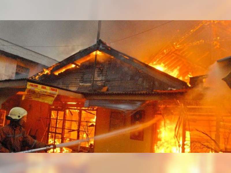 Stop Kontak Listrik Rusak, Dapur Ludes Terbakar 