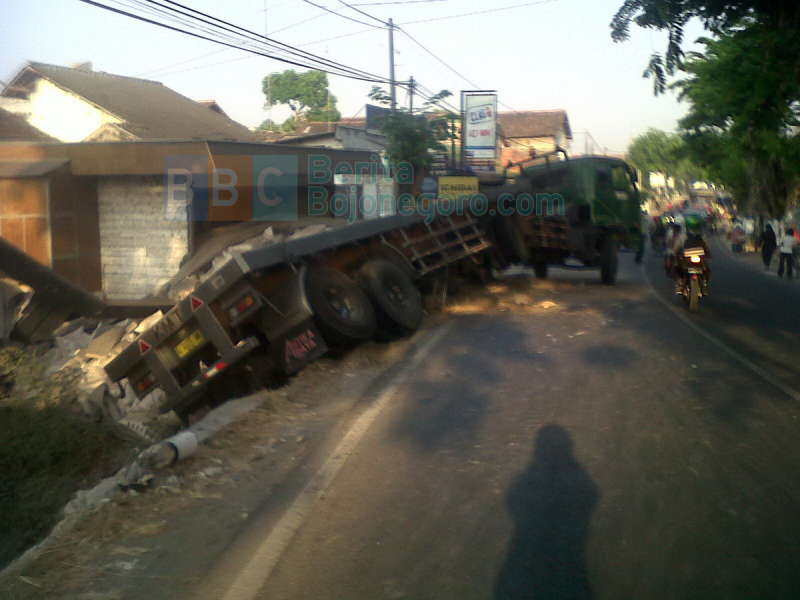 Tronton Terguling Macetkan Jalur  