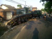 Tronton Terguling Macetkan Jalur  