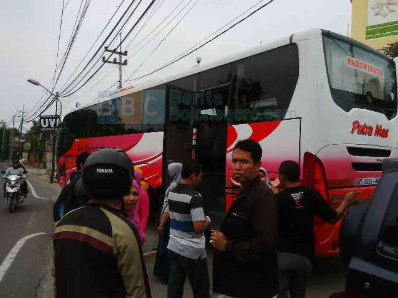 Bidan PTT Berangkat Unjuk Rasa ke Jakarta