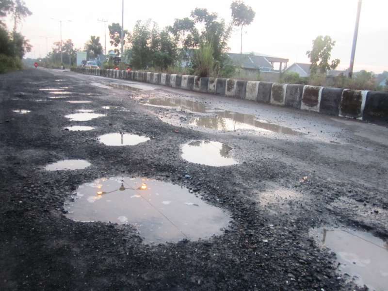 Hindari Lubang, Pengendara Motor Celaka