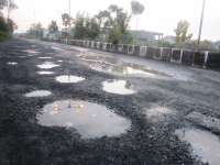 Hindari Lubang, Pengendara Motor Celaka