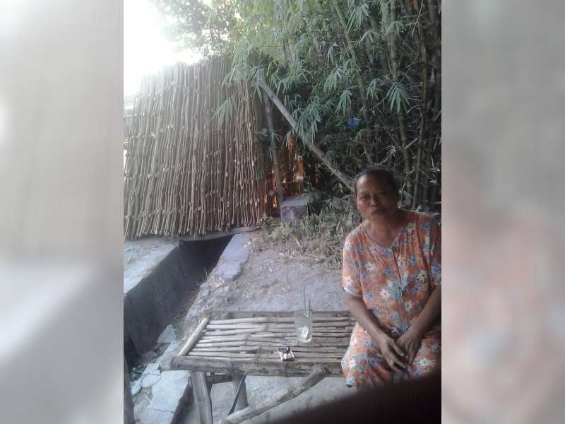 Gadaikan Sertifikat Tanah, Bertekad Tekuni Usaha Anyaman Bambu