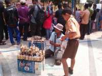 Datang dari Jogja, ke Bojonegoro Demi Rupiah   