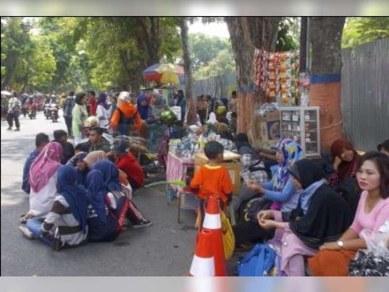 Pawai Budaya Jadi Berkah Para Penjual Dadakan