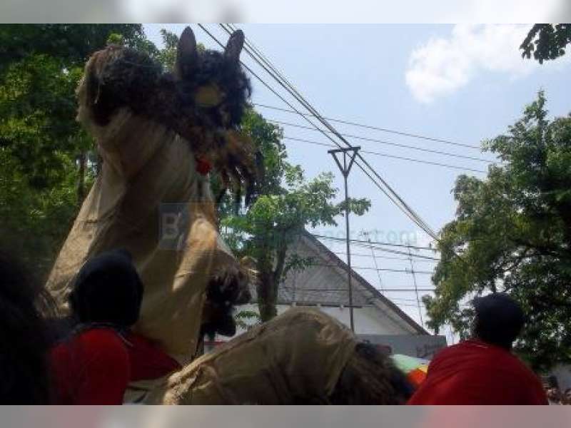 Ada Galah Penyangga Kabel Listrik dan Ledakan Mercon