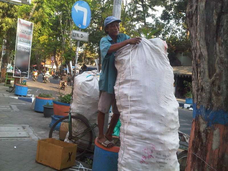 Sampah Menumpuk Usai Pawai, Berkah Bagi Pengepul Rongsokan 
