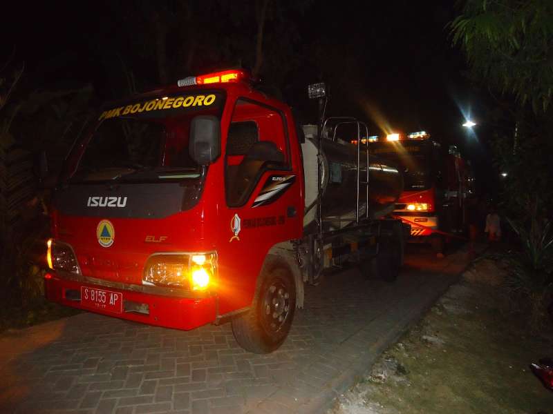 Tiga Mobil Damkar Dikerahkan Memadamkan Kobaran Api 